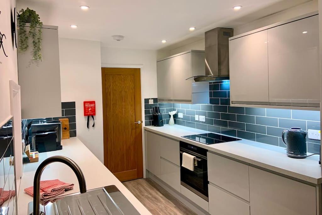 Spacious With Panoramic Sea View, Free Parking Ev & Large Garden Apartment