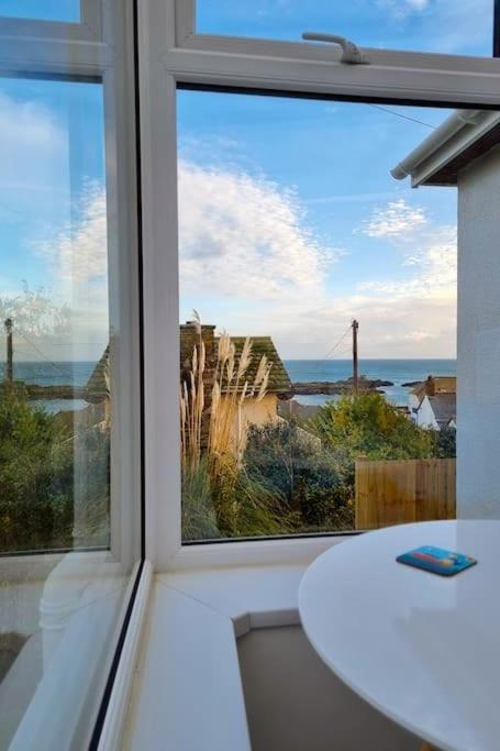 Spacious With Panoramic Sea View, Free Parking Ev & Large Garden Apartment *