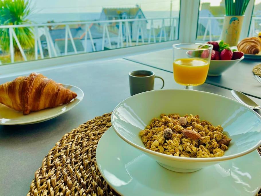 Spacious With Panoramic Sea View, Free Parking Ev & Large Garden Apartment *